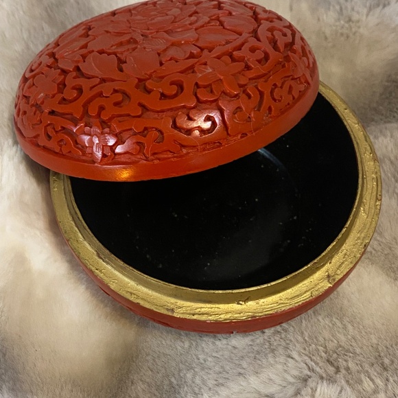 Vintage Chinese Red Cinnabar intricate carved floral trinket box. - Picture 4 of 16